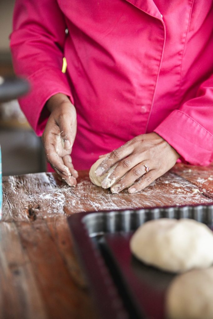 Photo métier : mains d’une boulangère façonnant la pâte